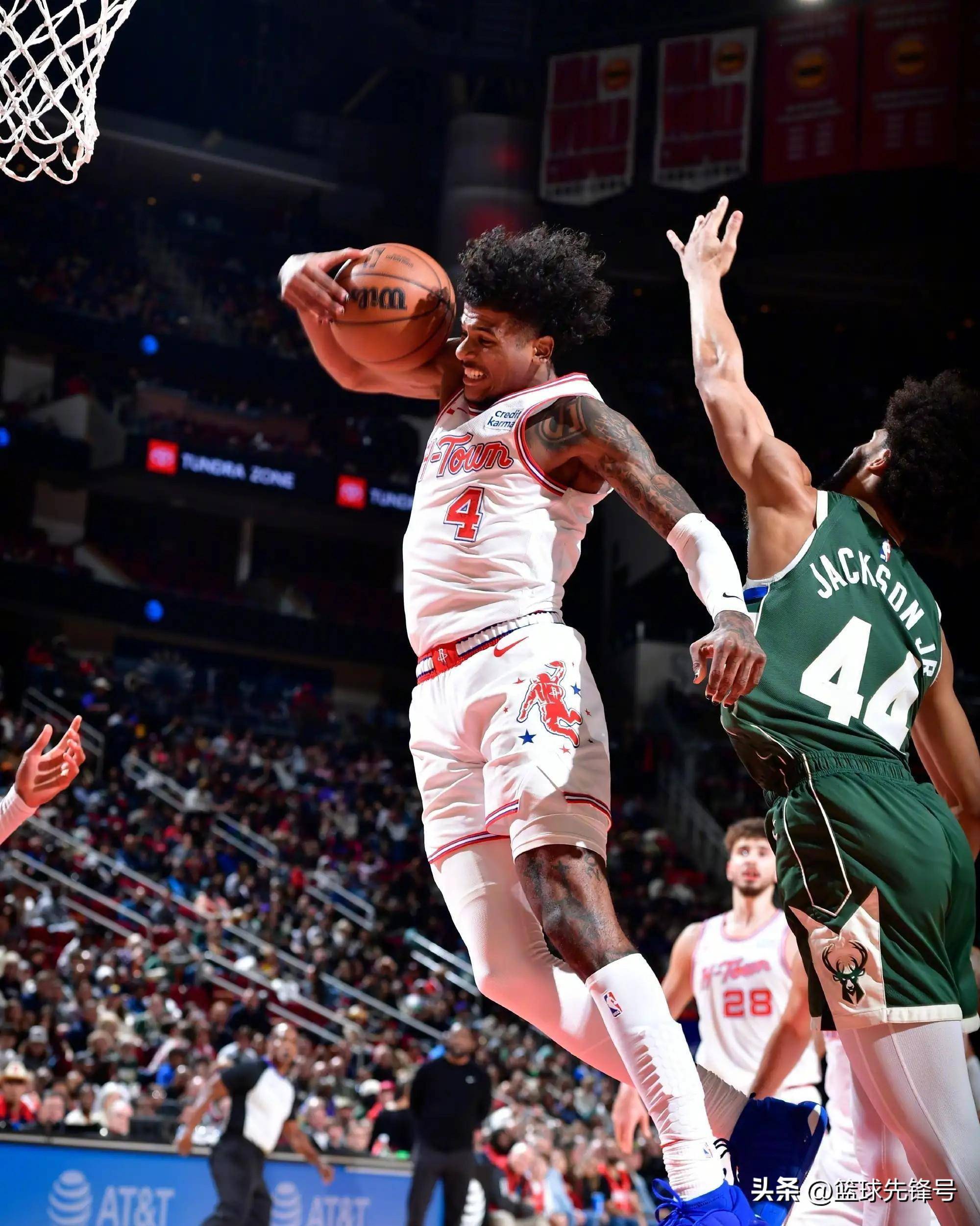 格林陷入低谷，引发争议连败，雄鹿球队命运悬念！